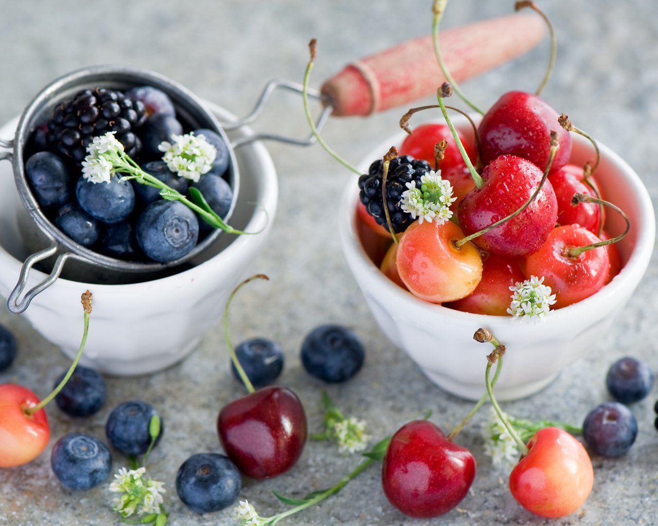Обои лето, черешня, ягоды, черника, посуда, ежевика, anna verdina, summer, cherry, berries, blueberries, dishes, blackberry разрешение 1920x1200 Загрузить