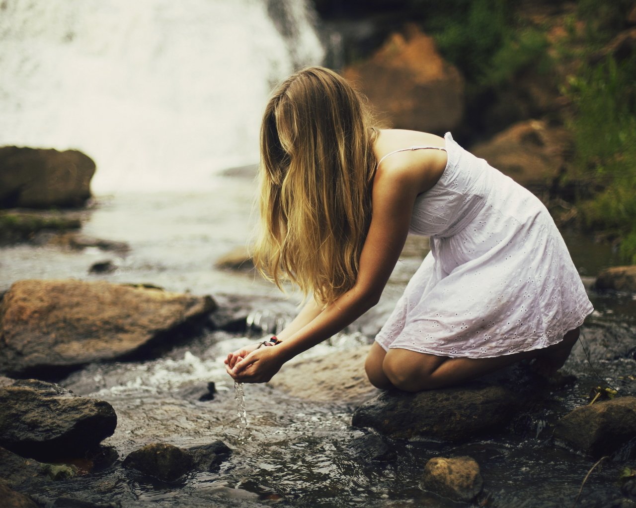 Обои вода, камни, девушка, блондинка, ручей, water, stones, girl, blonde, stream разрешение 2560x1600 Загрузить