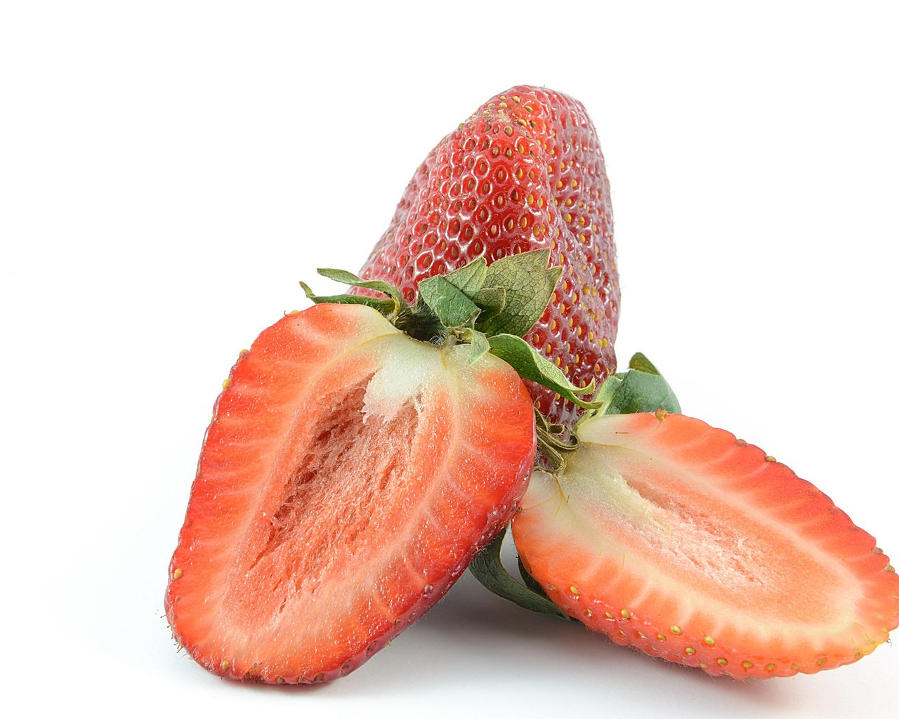 Обои клубника, ягоды, белый фон, дольки, strawberry, berries, white background, slices разрешение 2048x1356 Загрузить