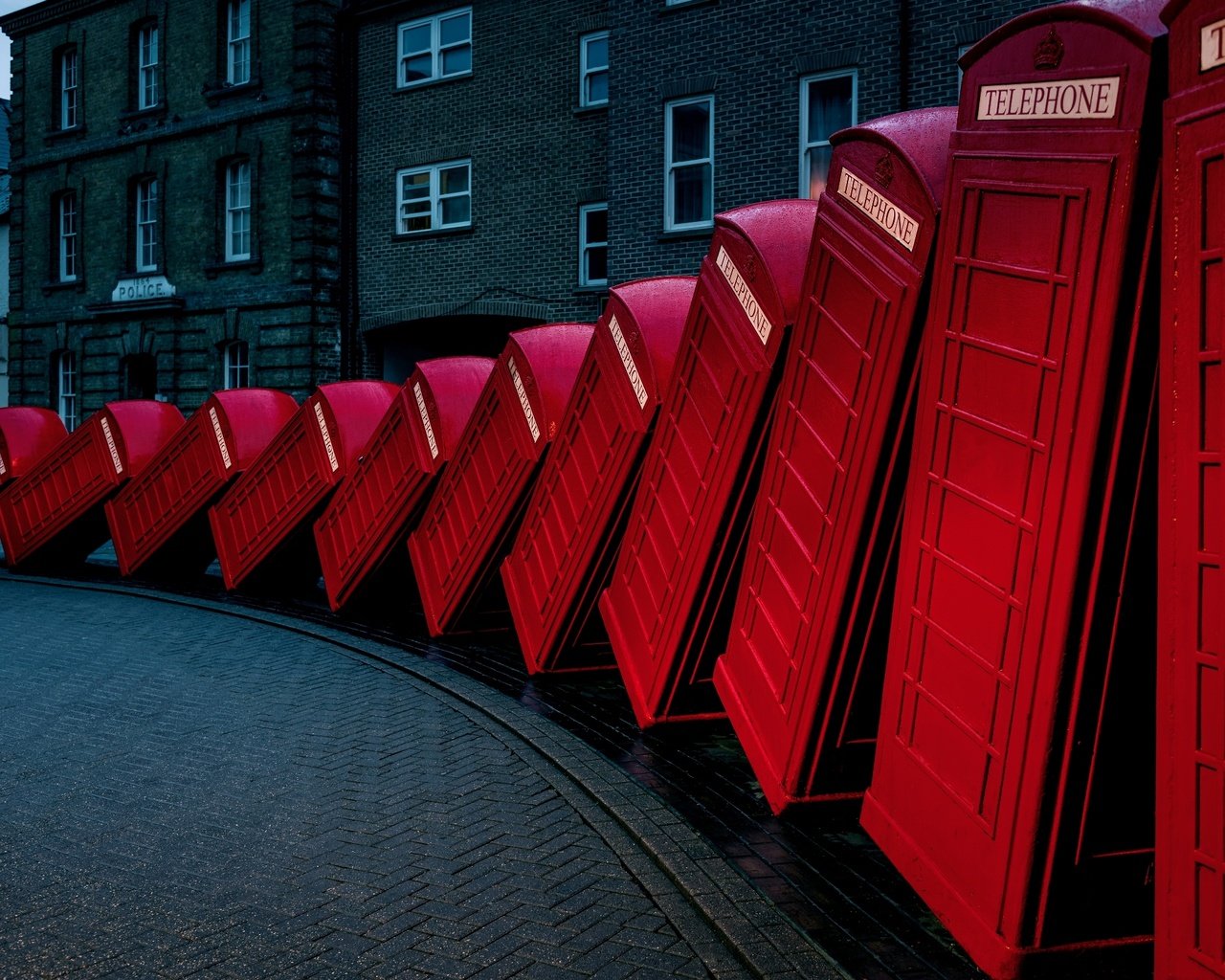 Обои город, дома, телефонные будки, the city, home, phone booth разрешение 2573x1620 Загрузить