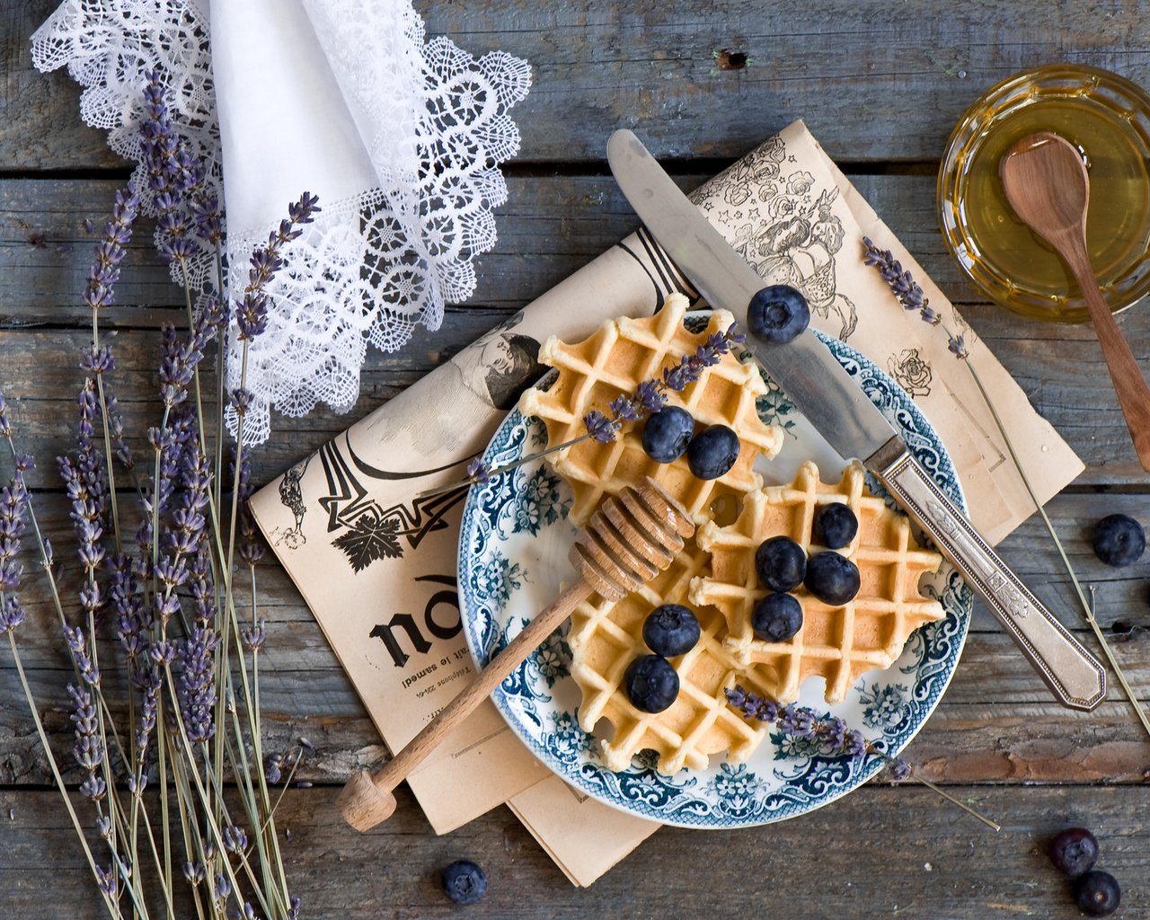 Обои лаванда, черника, мед, выпечка, вафли, anna verdina, lavender, blueberries, honey, cakes, waffles разрешение 2000x1331 Загрузить