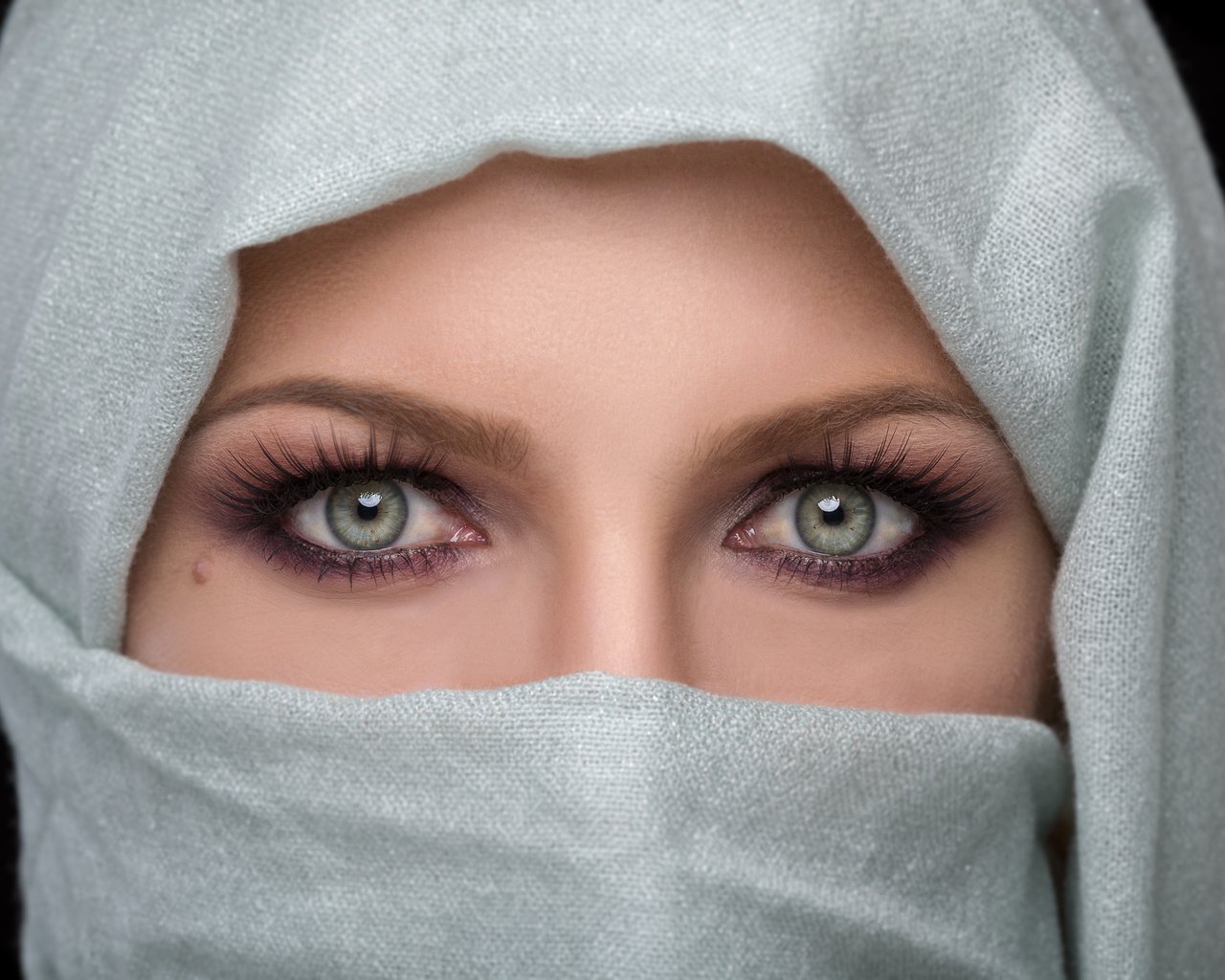 Обои глаза, девушка, взгляд, лицо, родинка, платок, eyes, girl, look, face, mole, shawl разрешение 2048x1365 Загрузить