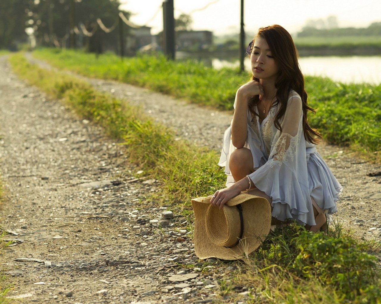 Обои дорога, трава, девушка, модель, волосы, шляпа, road, grass, girl, model, hair, hat разрешение 1920x1200 Загрузить