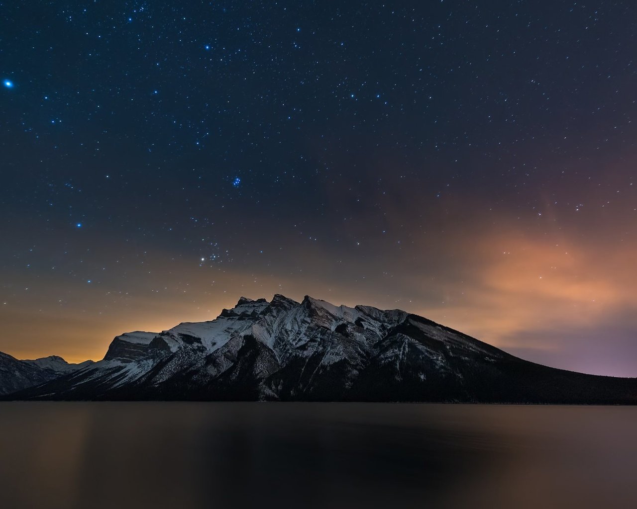 Обои небо, свет, озеро, горы, отражение, звезды, зеркало, the sky, light, lake, mountains, reflection, stars, mirror разрешение 1920x1200 Загрузить