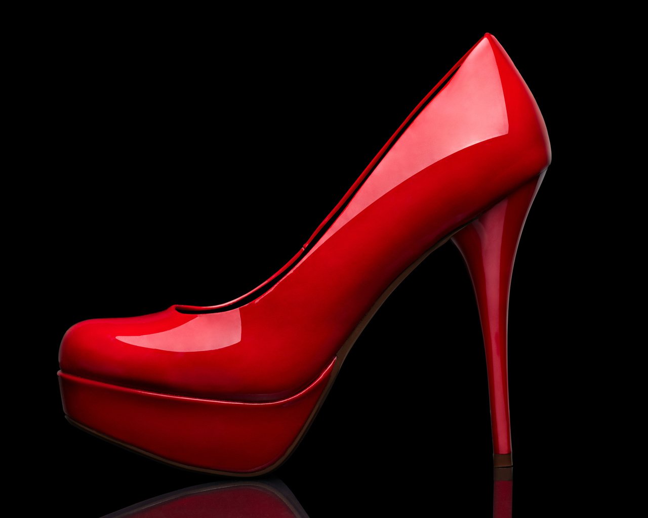 Обои стиль, отражение, фон, красные, черный, туфли, каблук, style, reflection, background, red, black, shoes, heel разрешение 2560x1600 Загрузить