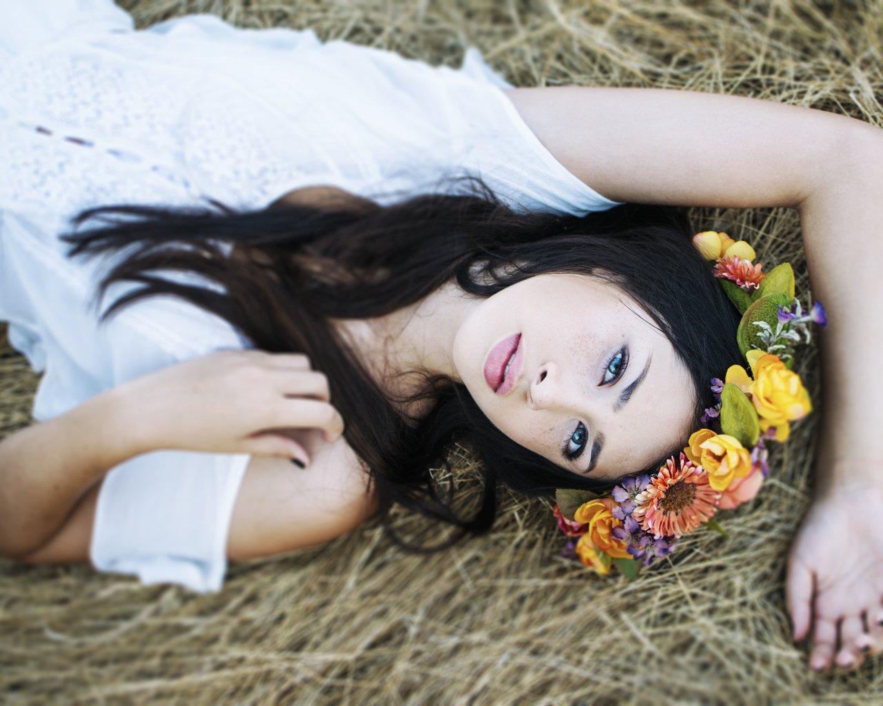 Обои цветы, девушка, брюнетка, лежит, солома, венок, flowers, girl, brunette, lies, straw, wreath разрешение 4800x3200 Загрузить