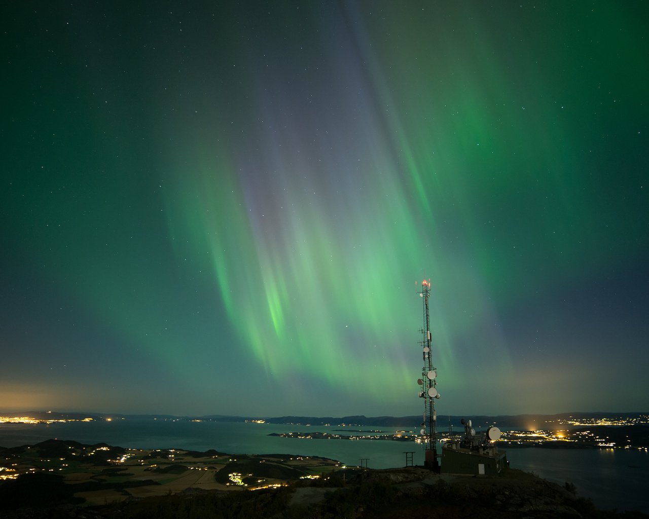 Обои небо, ночь, звезды, город, северное сияние, aurora borealis, the sky, night, stars, the city, northern lights разрешение 2600x1463 Загрузить