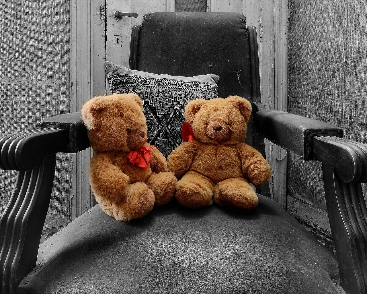 Обои мишки, кресло, игрушки, bears, chair, toys разрешение 2046x1345 Загрузить