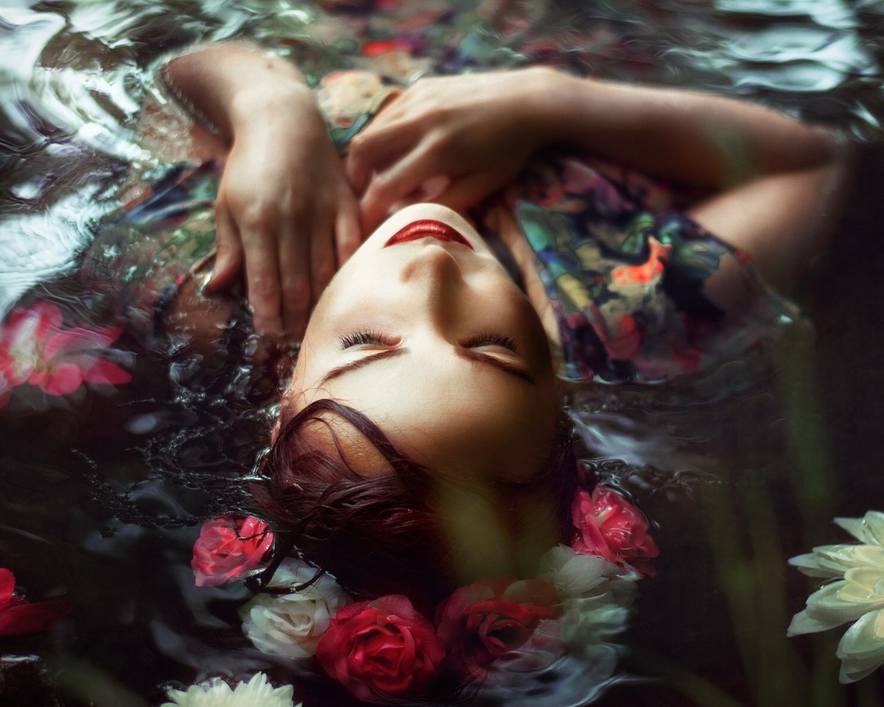 Обои цветы, вода, настроение, венок, chloe abigail, flowers, water, mood, wreath разрешение 2048x1192 Загрузить