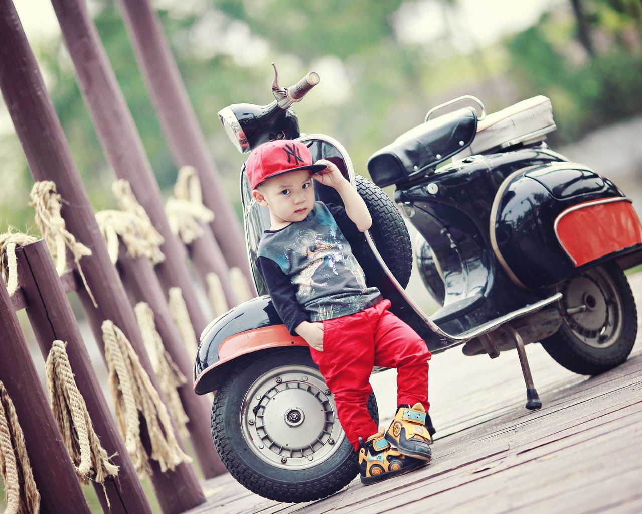 Обои фон, мальчик, мотороллер, background, boy, scooter разрешение 2560x1600 Загрузить