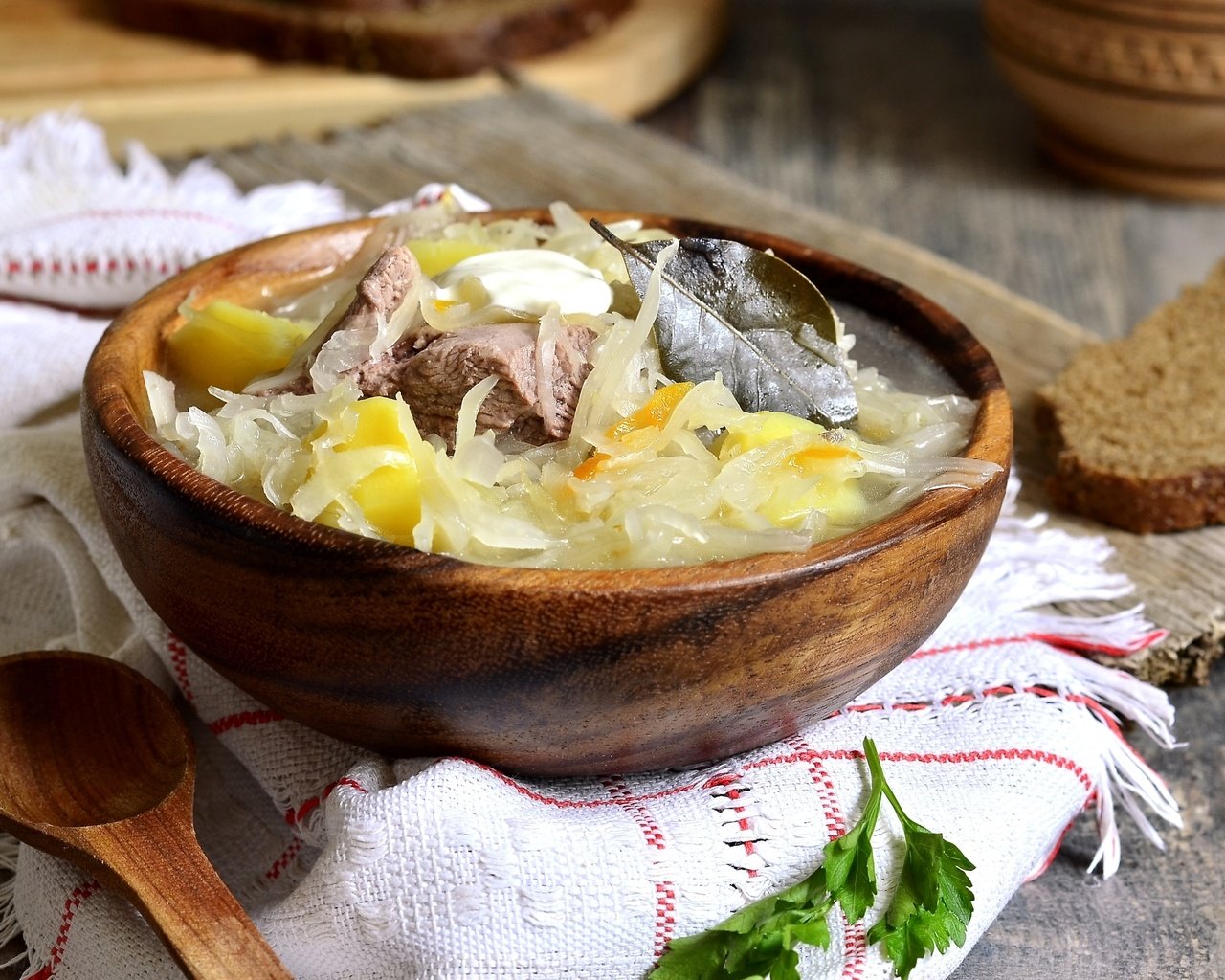 Обои хлеб, мясо, ложка, капуста, миска, щи, суп, bread, meat, spoon, cabbage, bowl, soup разрешение 2400x1528 Загрузить