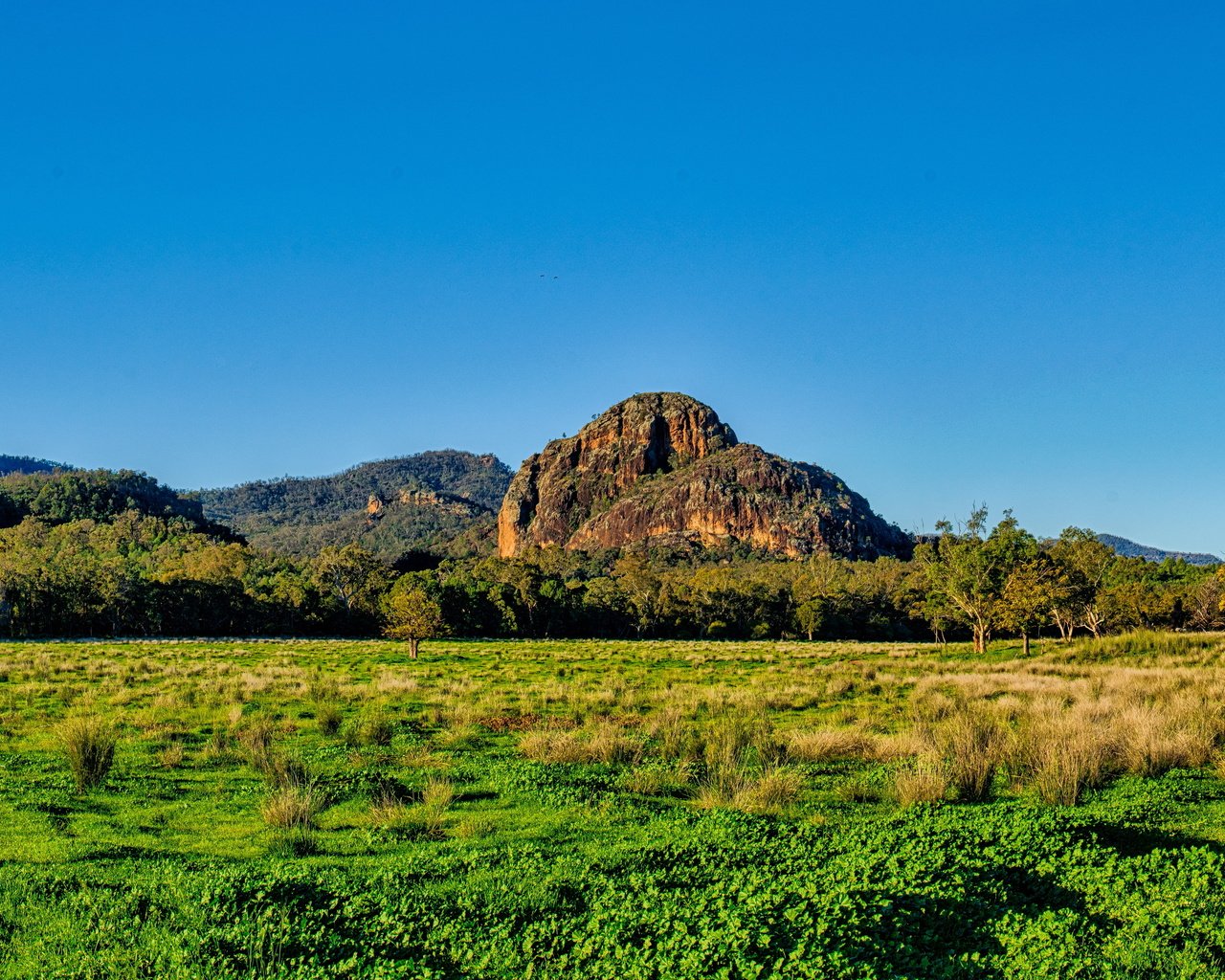 Обои небо, равнина, трава, австралия, деревья, warrumbungles national park, горы, скалы, солнце, лес, кусты, the sky, plain, grass, australia, trees, mountains, rocks, the sun, forest, the bushes разрешение 5100x3000 Загрузить