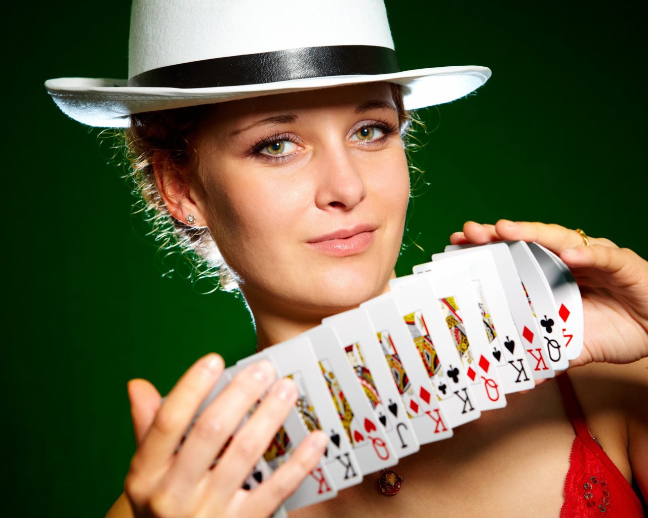 Обои девушка, карты, взгляд, шляпа, shuffling cards, girl, card, look, hat разрешение 2560x1600 Загрузить