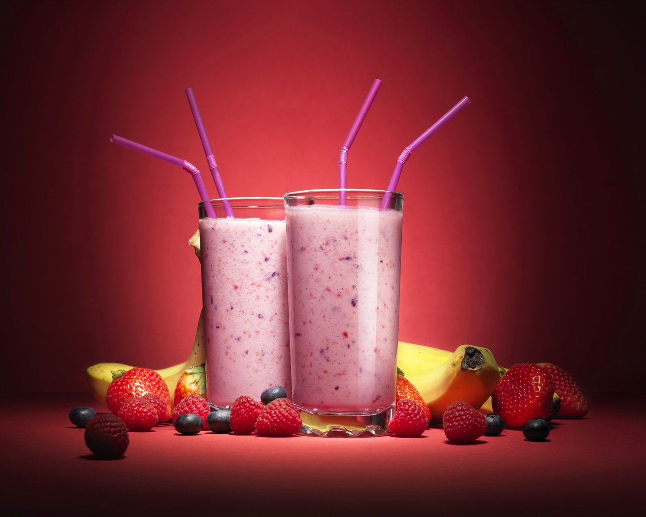 Обои фон, малина, клубника, ягоды, коктейль, банан, смузи, background, raspberry, strawberry, berries, cocktail, banana, smoothies разрешение 2880x1976 Загрузить