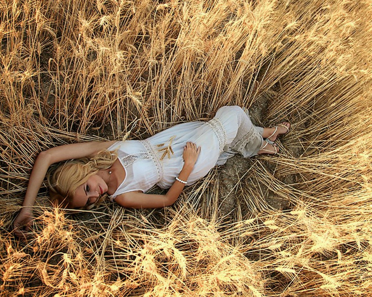 Обои девушка, поле, лето, лежит, пшеница, girl, field, summer, lies, wheat разрешение 1920x1200 Загрузить