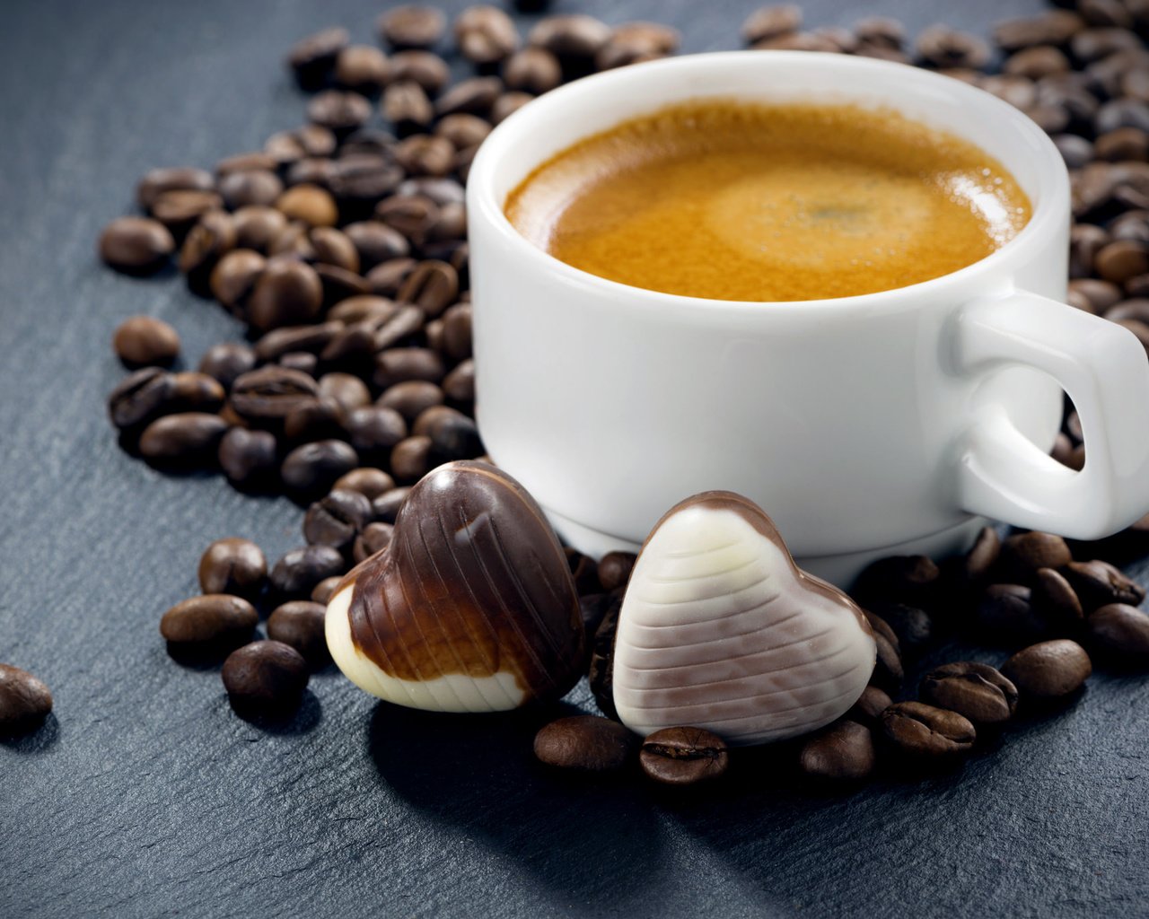 Обои кофе, конфеты, чашка, кофейные зерна, coffee, candy, cup, coffee beans разрешение 2048x1367 Загрузить