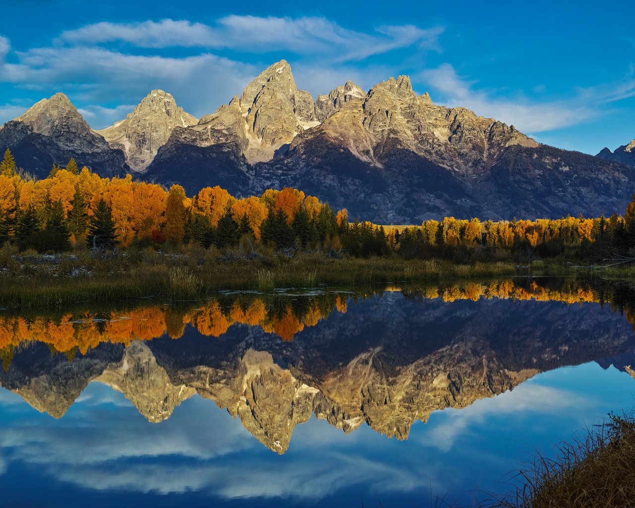 Обои небо, облака, озеро, горы, лес, отражение, осень, the sky, clouds, lake, mountains, forest, reflection, autumn разрешение 2048x1327 Загрузить