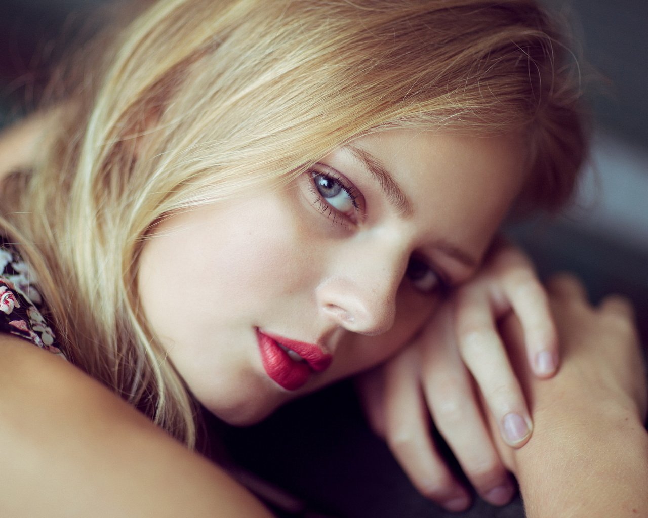 Обои девушка, поза, блондинка, руки, красные губы, портерт, girl, pose, blonde, hands, red lips, porter разрешение 2048x1152 Загрузить