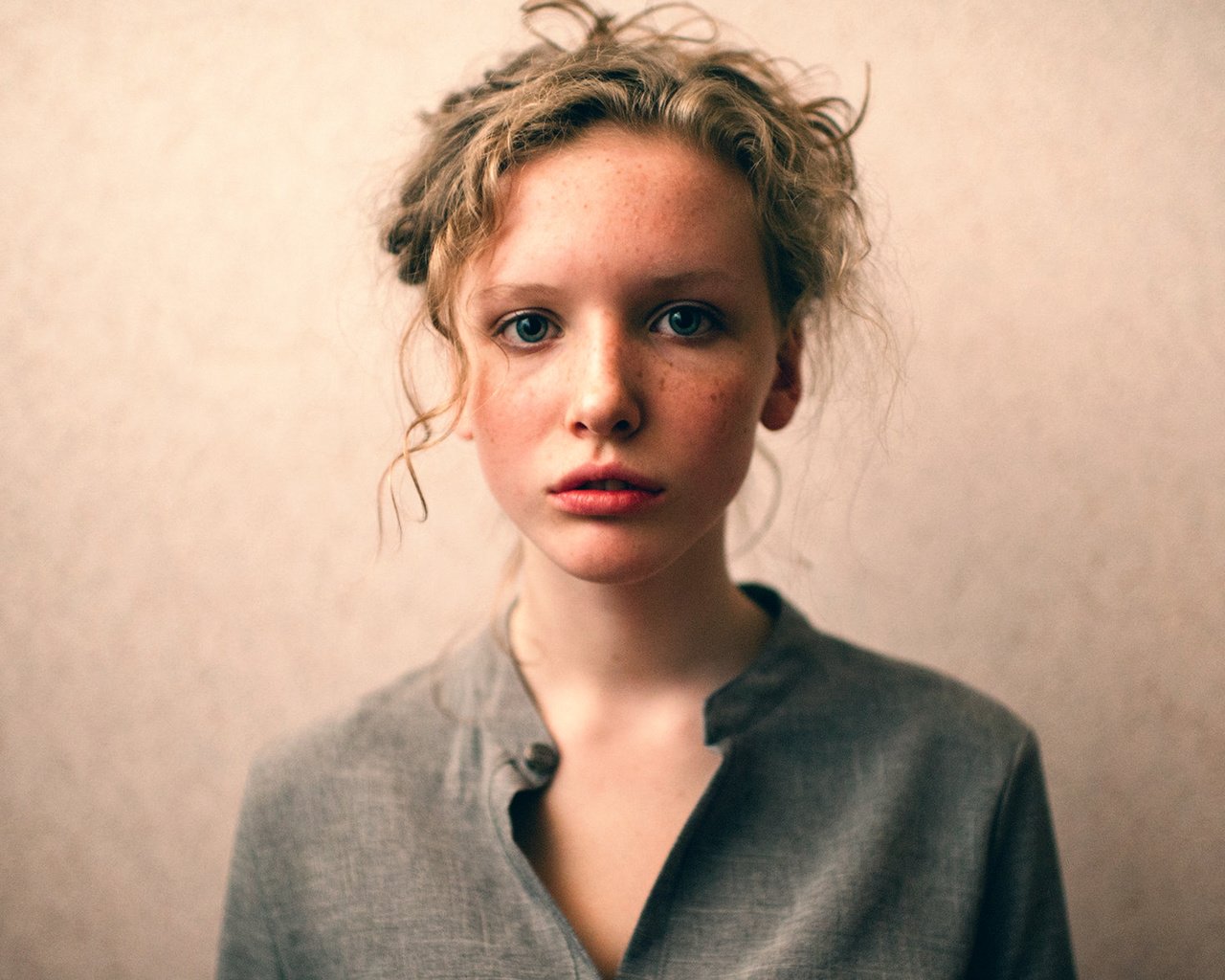 Обои девушка, фон, портрет, губки, веснушки, боке, girl, background, portrait, sponge, freckles, bokeh разрешение 1920x1347 Загрузить