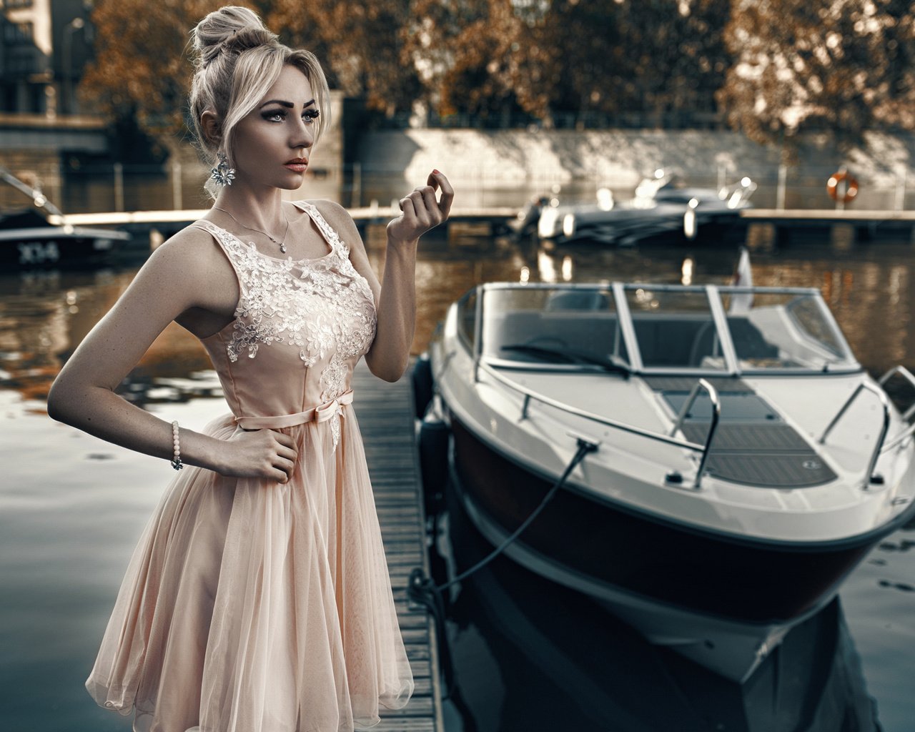 Обои стиль, девушка, платье, модель, катер, style, girl, dress, model, boat разрешение 2048x1152 Загрузить