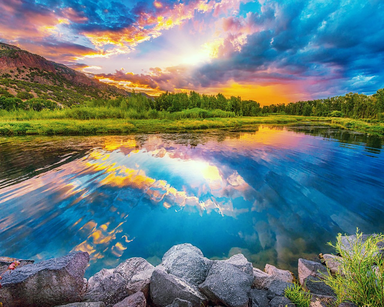 Обои небо, облака, озеро, камни, отражение, гора, the sky, clouds, lake, stones, reflection, mountain разрешение 1920x1293 Загрузить