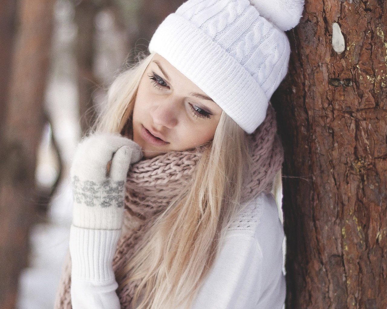 Обои зима, блондинка, шапка, шарф, winter, blonde, hat, scarf разрешение 2560x1600 Загрузить