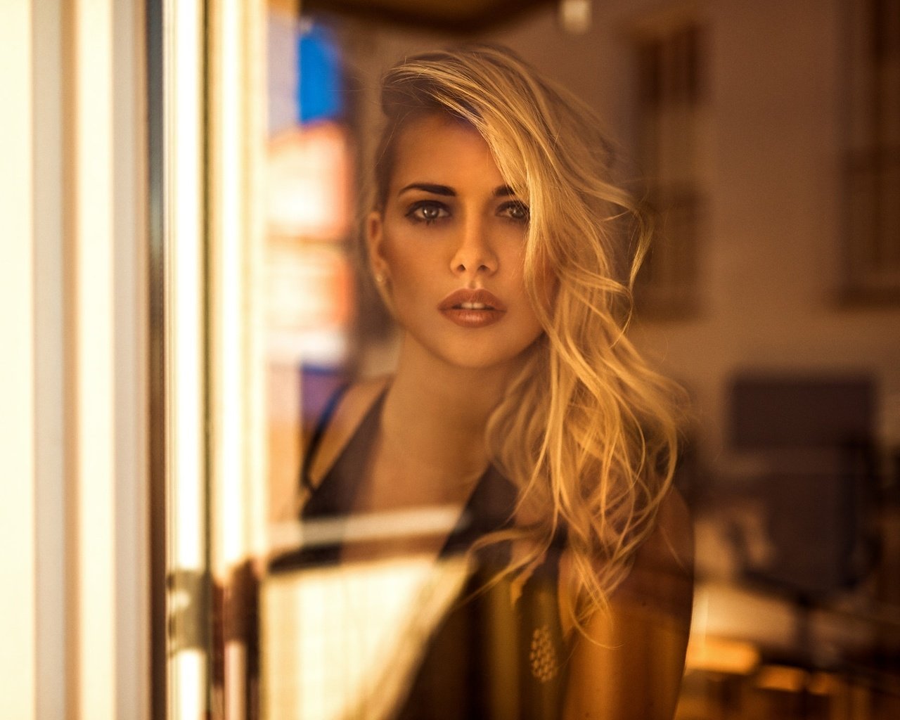 Обои блондинка, девушки, окно, стекло, blonde, girls, window, glass разрешение 2048x1367 Загрузить