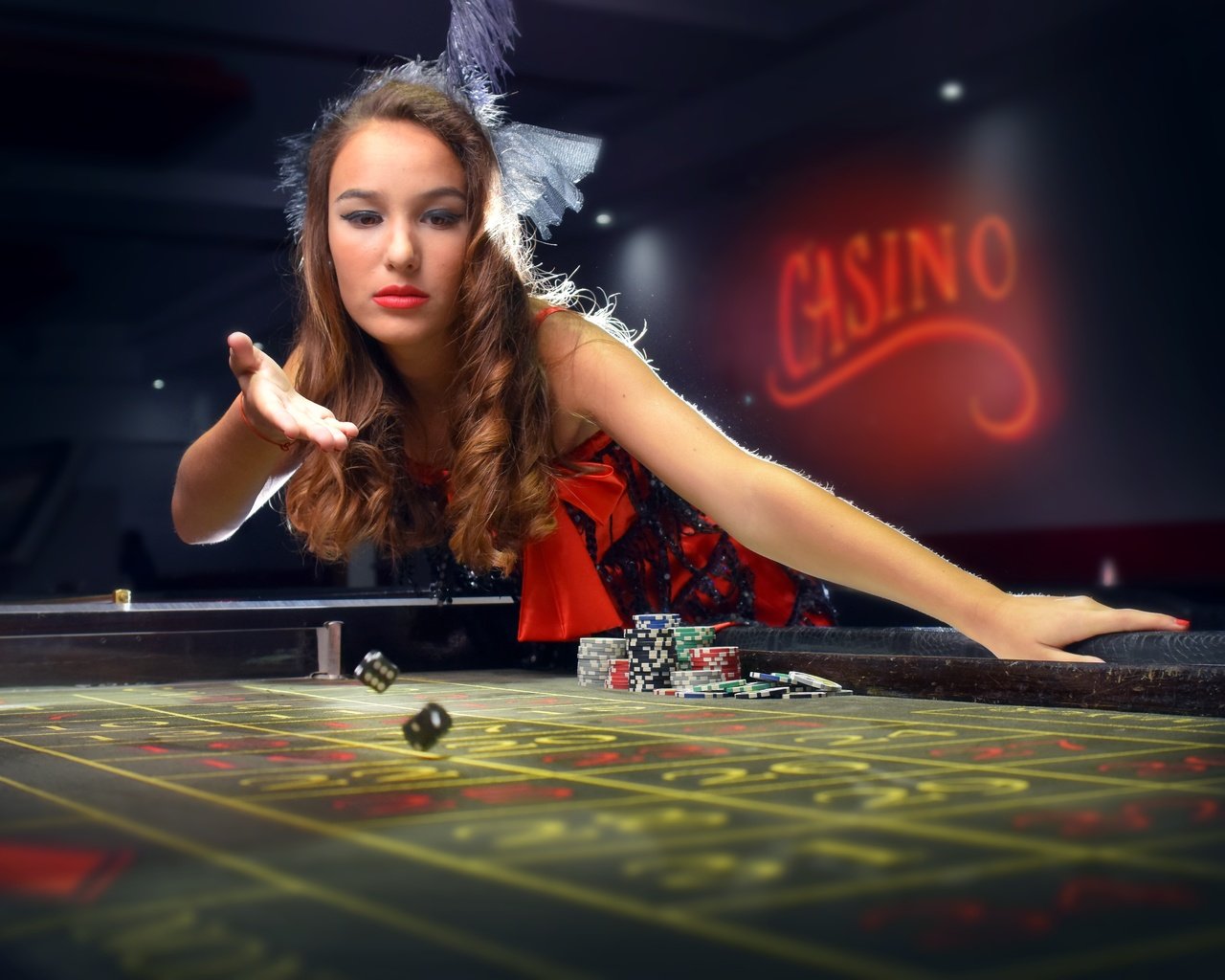 Обои девушка, блондинка, казино, фишки, кости, азарт, girl, blonde, casino, chips, bones, the excitement разрешение 6000x4000 Загрузить