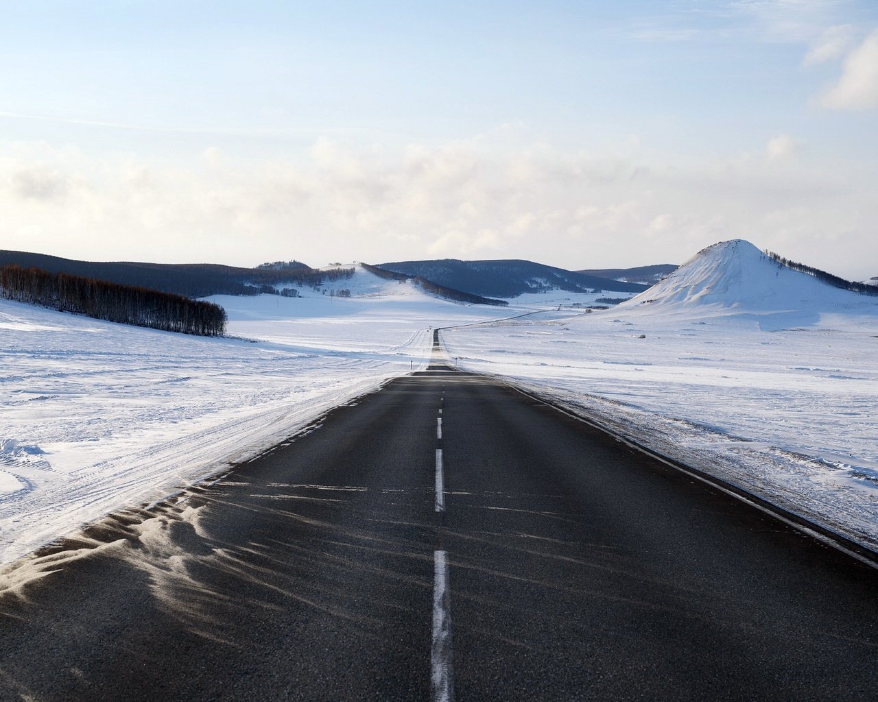 Обои дорога, горы, снег, зима, горизонт, road, mountains, snow, winter, horizon разрешение 1920x1282 Загрузить