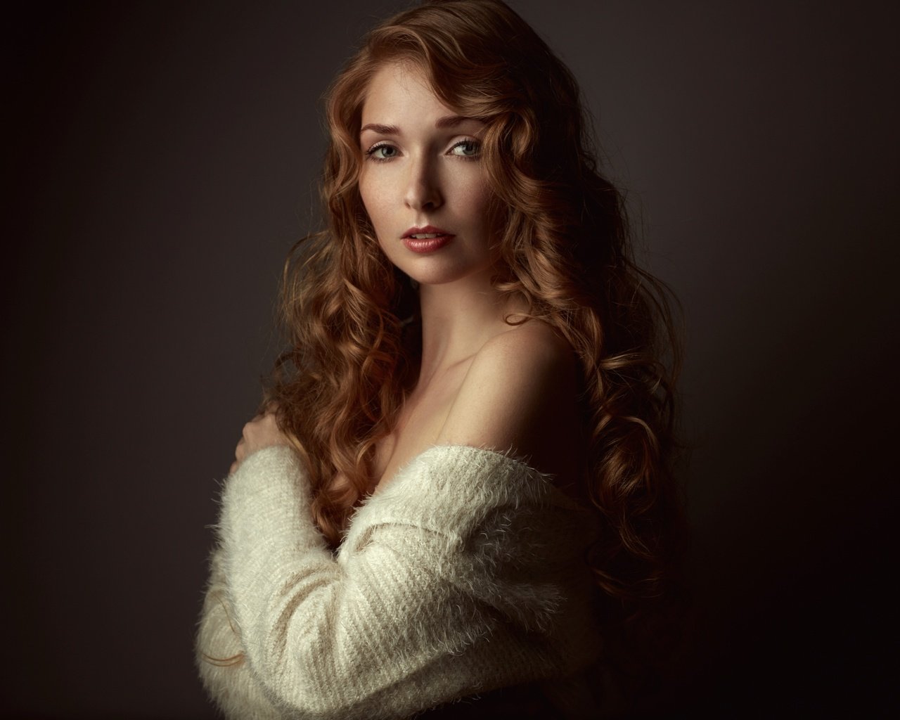 Обои девушка, взгляд, кудри, волосы, красотка, girl, look, curls, hair, beauty разрешение 2560x1707 Загрузить