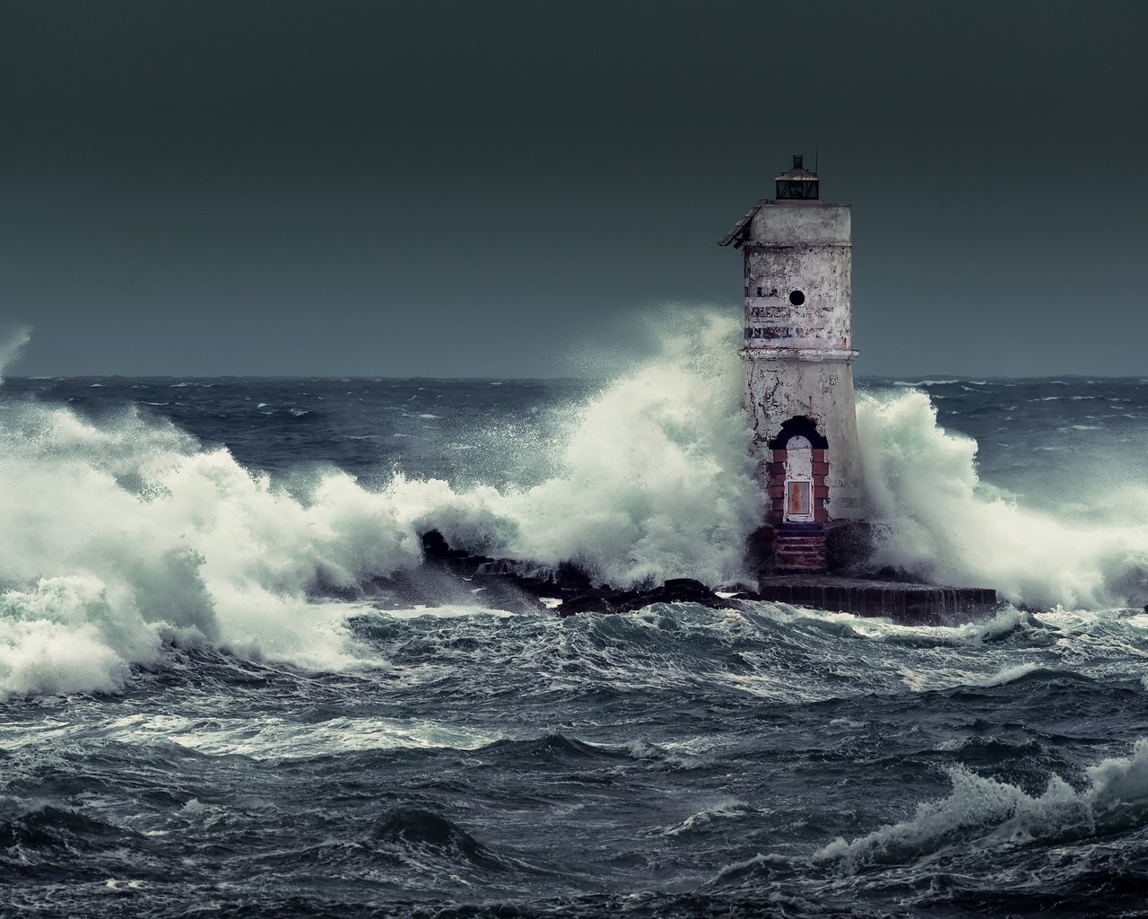 Обои волны, море, маяк, горизонт, италия, шторм, calasetta, mangiabarche, wave, sea, lighthouse, horizon, italy, storm разрешение 2820x1700 Загрузить