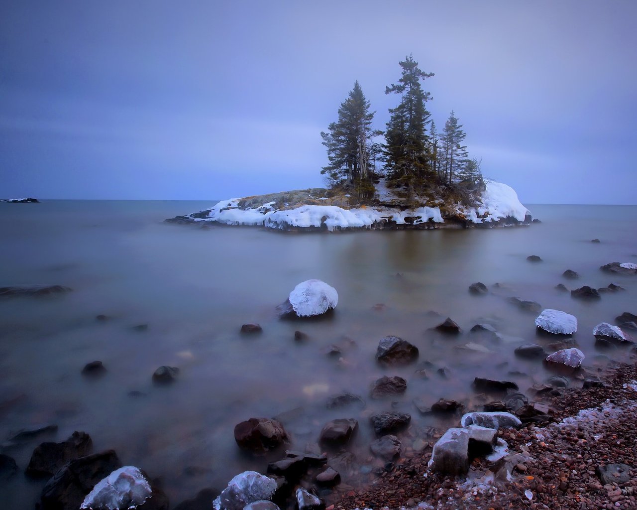 Обои деревья, природа, камни, берег, зима, море, остров, trees, nature, stones, shore, winter, sea, island разрешение 2048x1358 Загрузить