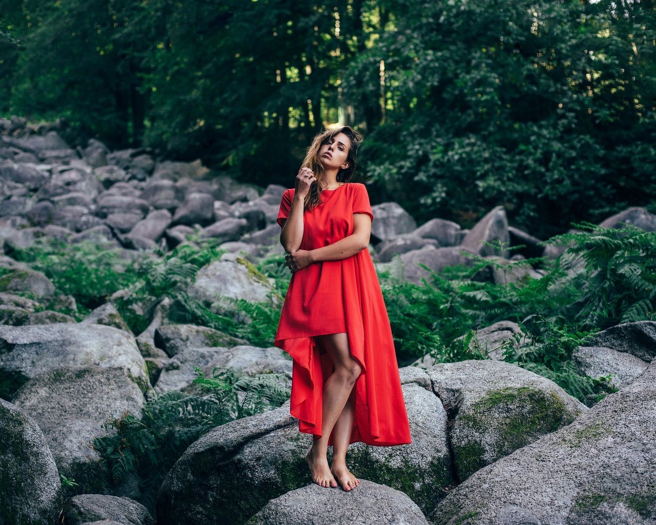 Обои камни, девушка, поза, красное платье, stones, girl, pose, red dress разрешение 2048x1365 Загрузить