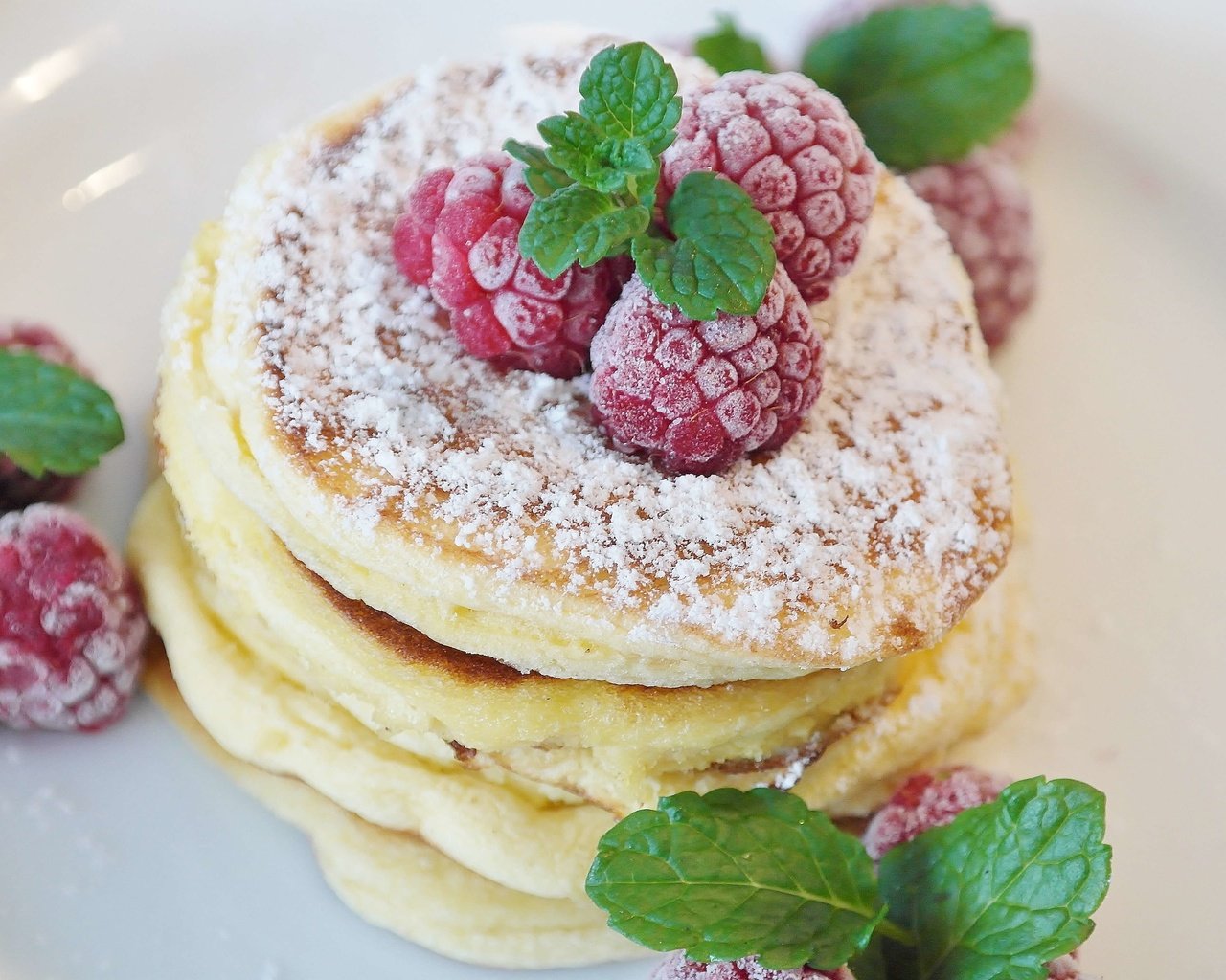 Обои мята, малина, ягоды, сахарная пудра, блины, оладьи, mint, raspberry, berries, powdered sugar, pancakes разрешение 4853x3071 Загрузить