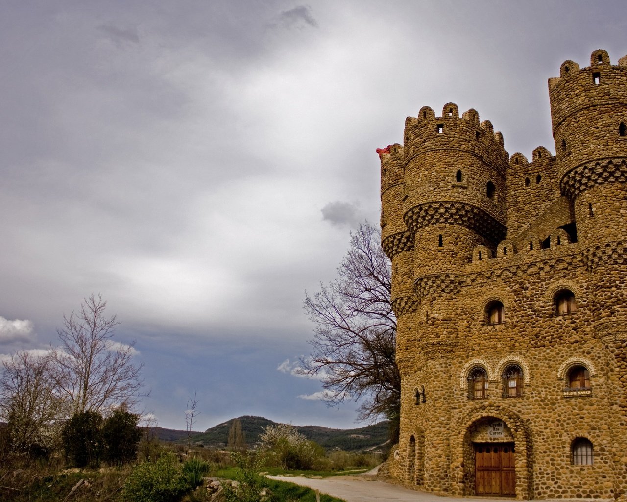 Обои дорога, облака, деревья, замок, испания, castillo las cuevas, castillo de las cuevas, замок пещеры, road, clouds, trees, castle, spain разрешение 2917x1920 Загрузить