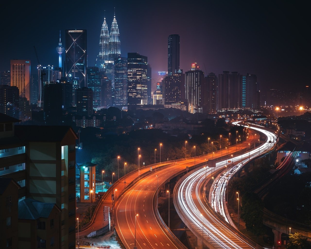 Обои огни, небоскребы, дороги, малайзия, куала-лумпур, lights, skyscrapers, road, malaysia, kuala lumpur разрешение 2048x1367 Загрузить