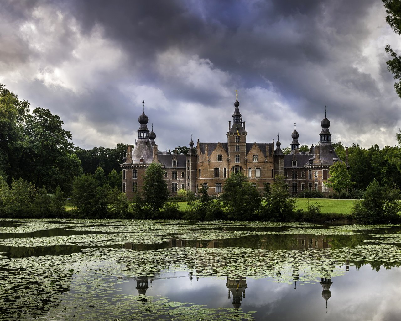 Обои облака, деревья, природа, замок, пруд, дворец, бельгия, ooidonk, clouds, trees, nature, castle, pond, palace, belgium разрешение 5195x3000 Загрузить