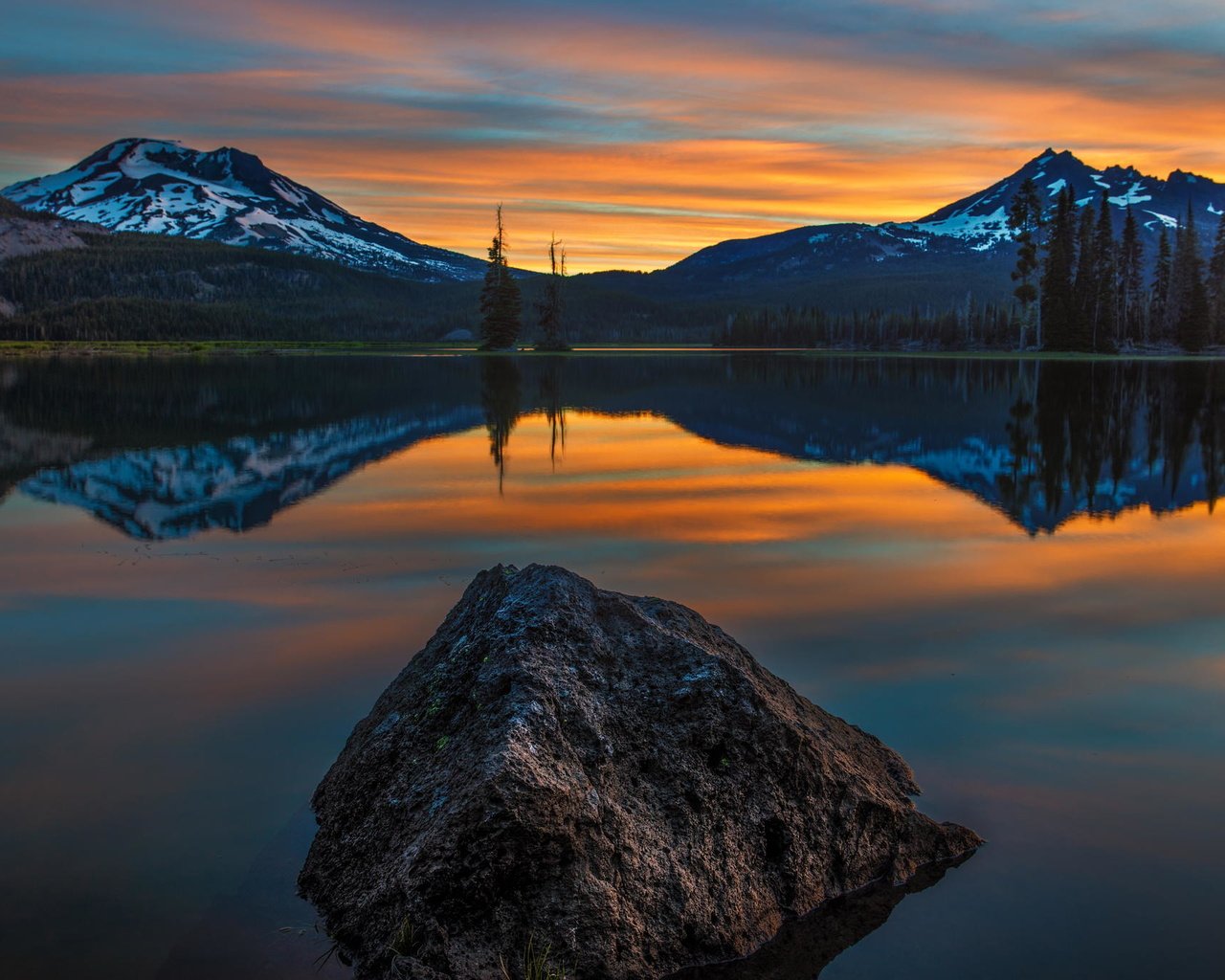 Обои деревья, вода, озеро, горы, закат, отражение, trees, water, lake, mountains, sunset, reflection разрешение 2048x1365 Загрузить