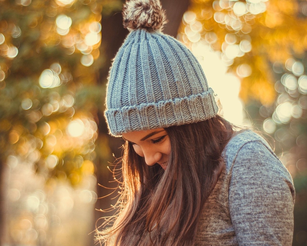 Обои девушка, улыбка, осень, волосы, шапка, боке, girl, smile, autumn, hair, hat, bokeh разрешение 2048x1360 Загрузить