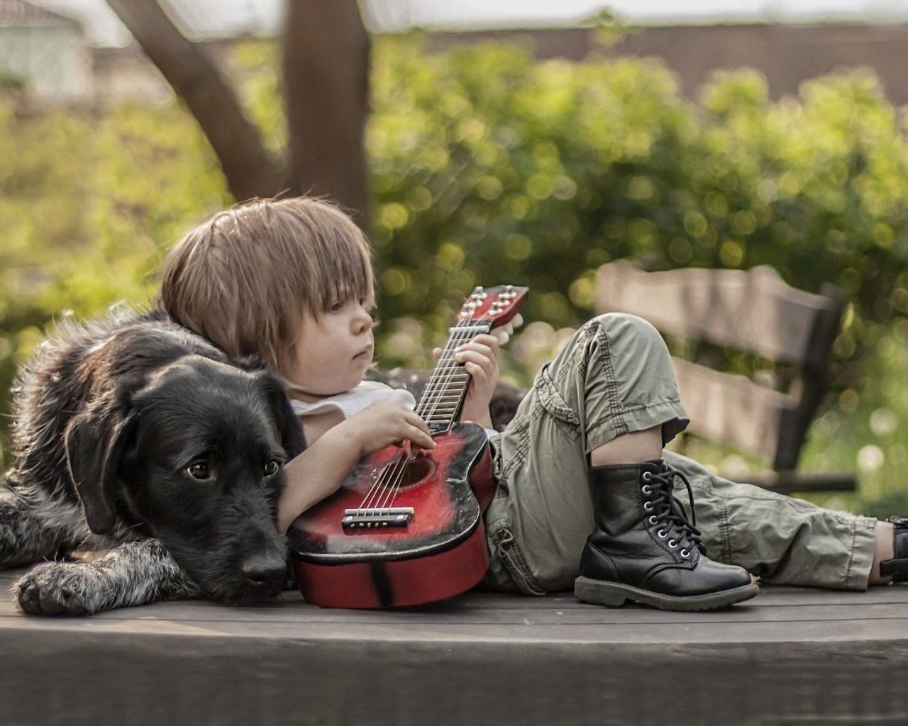 Обои гитара, собака, мальчик, друзья, ботинки, guitar, dog, boy, friends, shoes разрешение 1920x1080 Загрузить