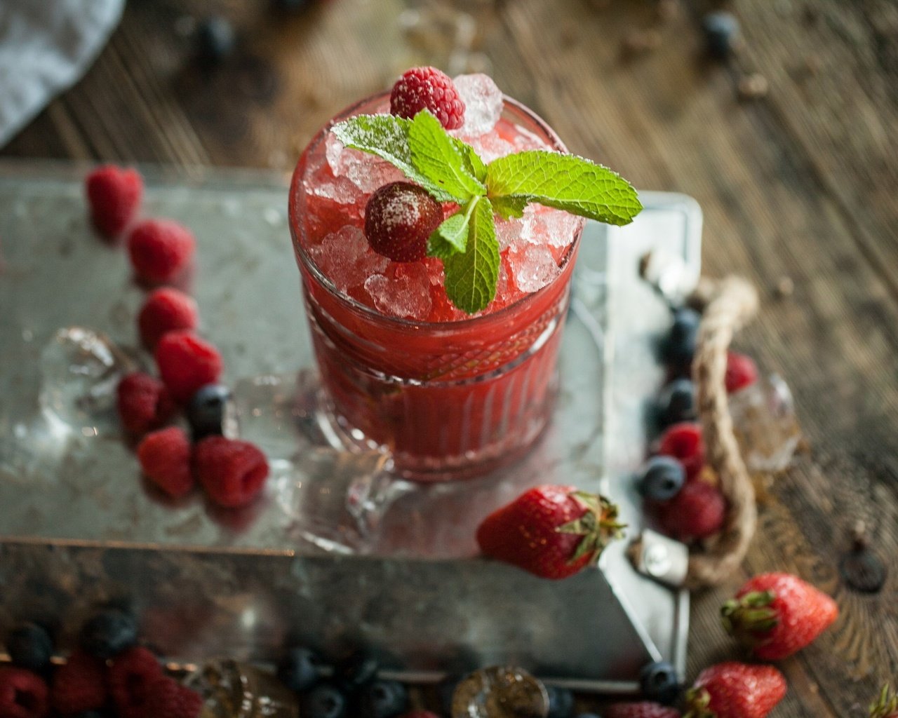 Обои мята, напиток, малина, клубника, черника, стакан, вкусно, сок, mint, drink, raspberry, strawberry, blueberries, glass, delicious, juice разрешение 2048x1340 Загрузить