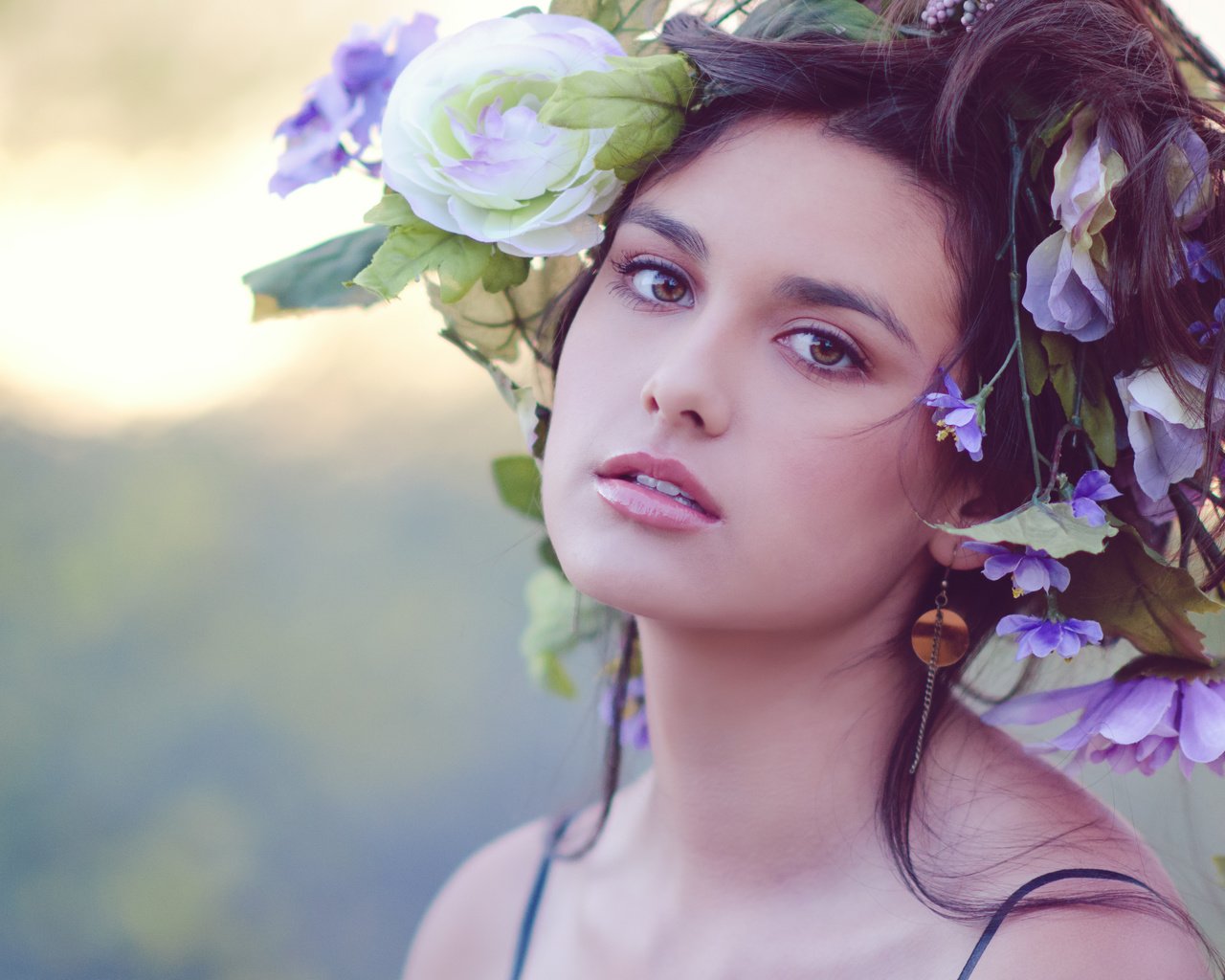 Обои цветы, девушка, взгляд, волосы, лицо, макияж, венок, flowers, girl, look, hair, face, makeup, wreath разрешение 3931x2808 Загрузить