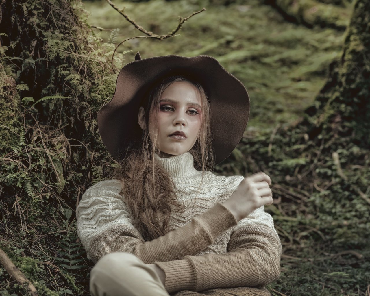 Обои лес, стиль, девушка, мох, волосы, шляпа, свитер, forest, style, girl, moss, hair, hat, sweater разрешение 8688x5792 Загрузить