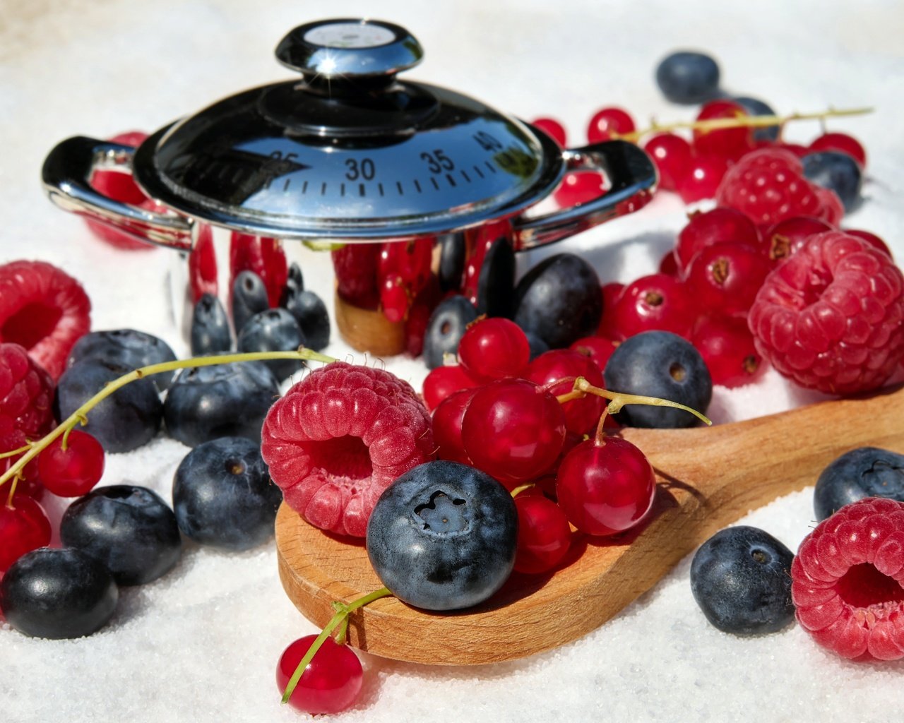 Обои малина, ягоды, черника, красная смородина, голубика, raspberry, berries, blueberries, red currant разрешение 4896x3184 Загрузить
