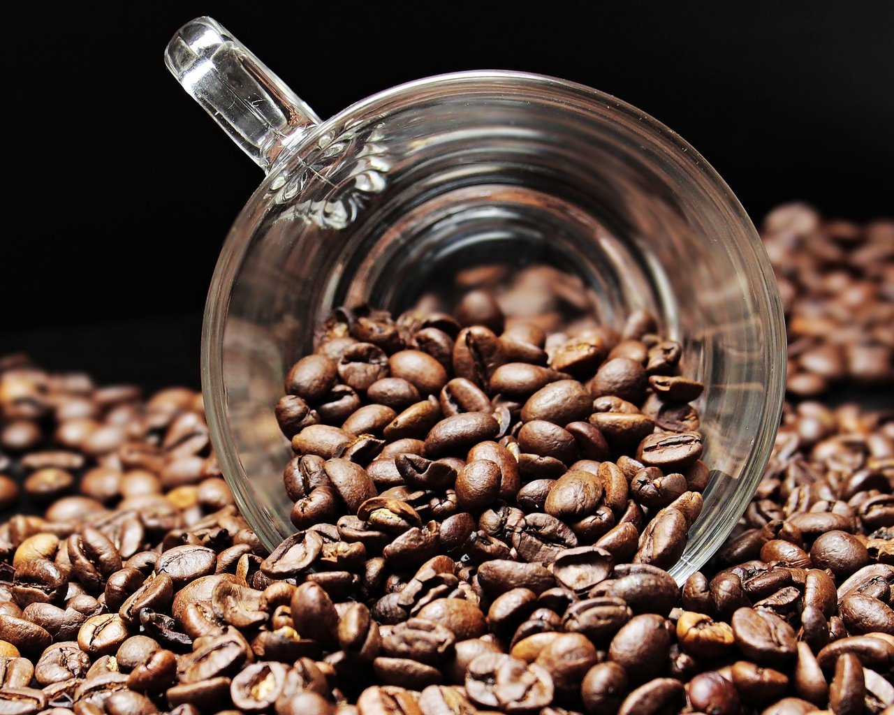 Обои кофе, черный фон, чашка, кофейные зерна, coffee, black background, cup, coffee beans разрешение 5235x3278 Загрузить