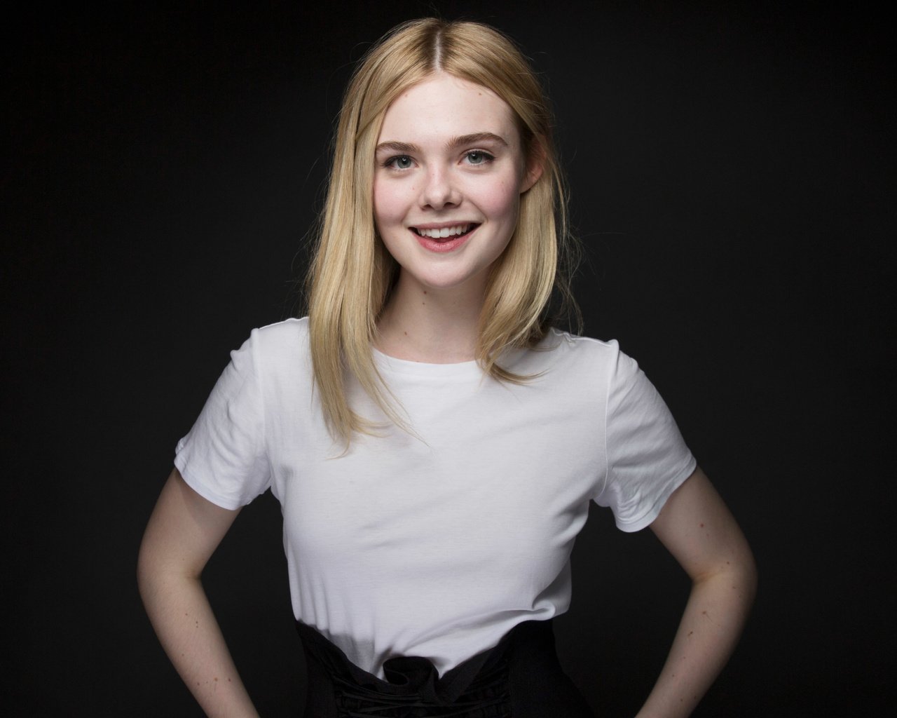 Обои девушка, эль фаннинг, блондинка, элли фаннинг, улыбка, elle fanning;, взгляд, волосы, черный фон, лицо, актриса, girl, el fanning, blonde, elle fanning, smile, look, hair, black background, face, actress разрешение 4344x2444 Загрузить