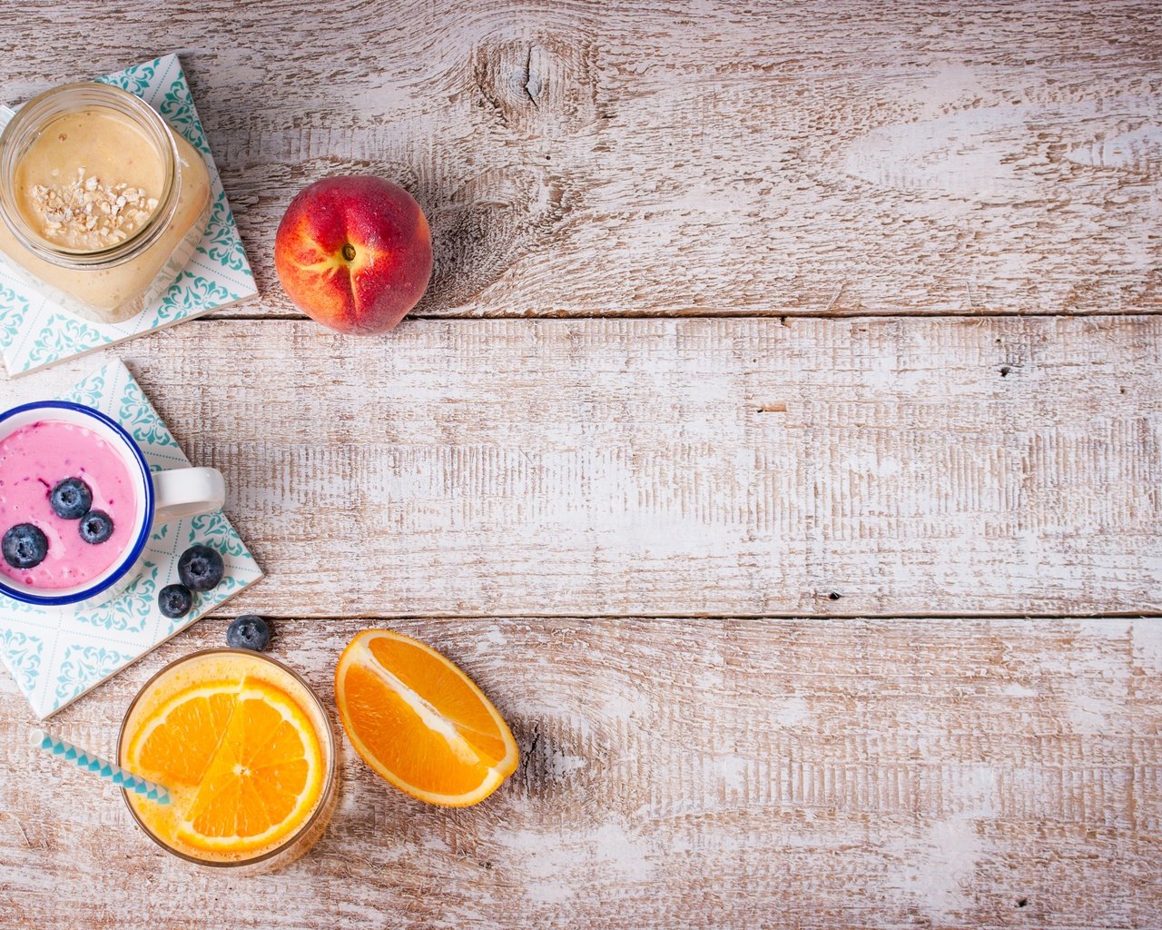 Обои фрукты, черника, завтрак, персик, апельсиновый сок, йогурт, смузи, деревянная поверхность, fruit, blueberries, breakfast, peach, orange juice, yogurt, smoothies, wooden surface разрешение 4003x2669 Загрузить