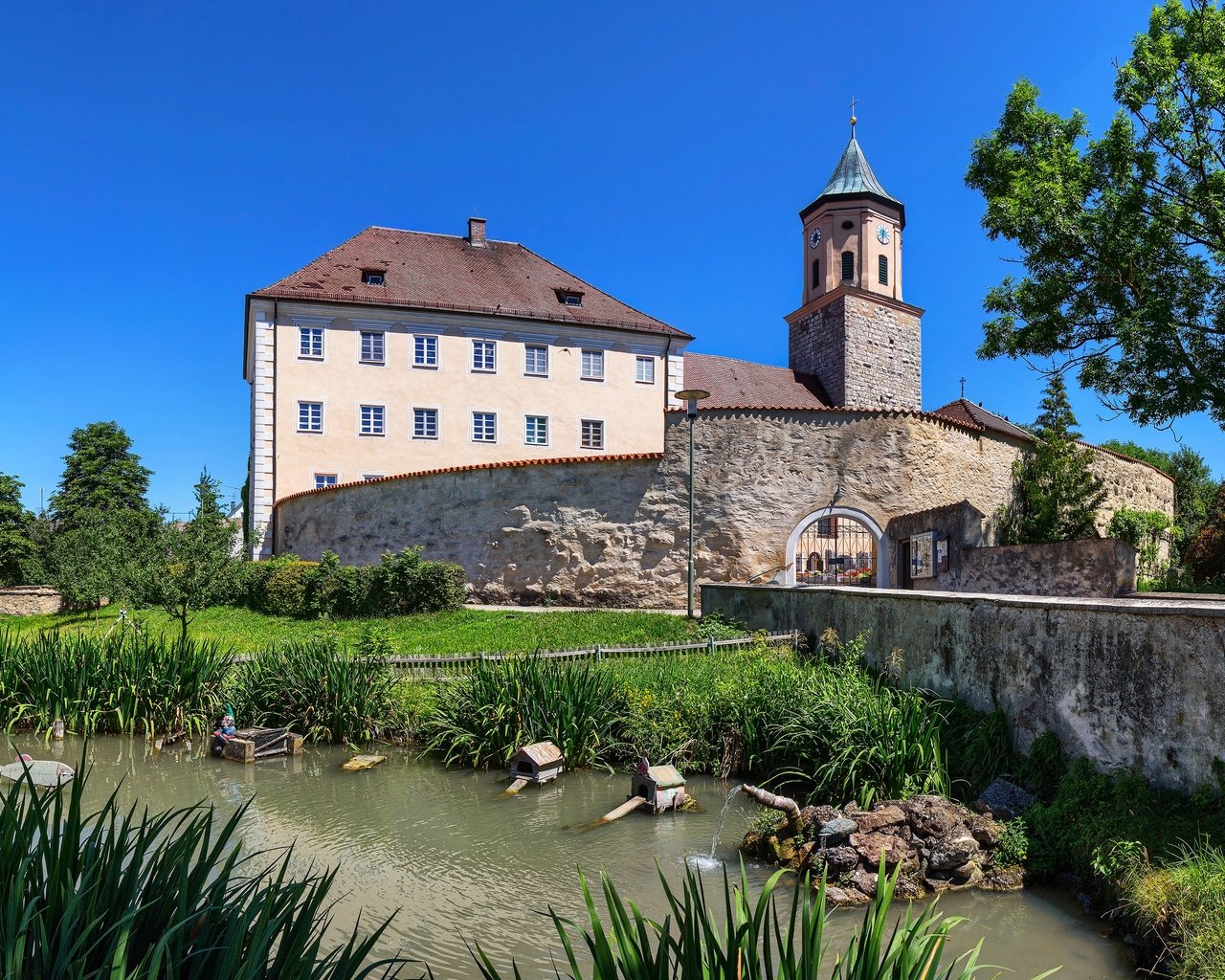 Обои небо, германия, трава, камыши, деревья, бавария, солнце, gosheim, зелень, лето, дома, пруд, the sky, germany, grass, the reeds, trees, bayern, the sun, greens, summer, home, pond разрешение 4000x2222 Загрузить