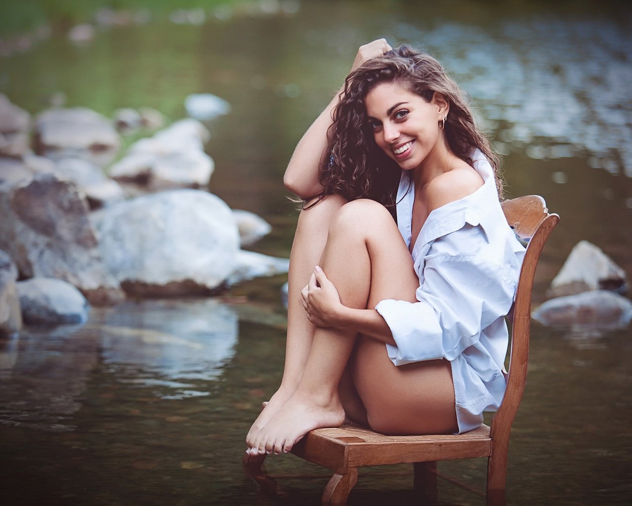 Обои озеро, девушка, настроение, улыбка, стул, ножка, clara, lake, girl, mood, smile, chair, leg разрешение 1920x1279 Загрузить