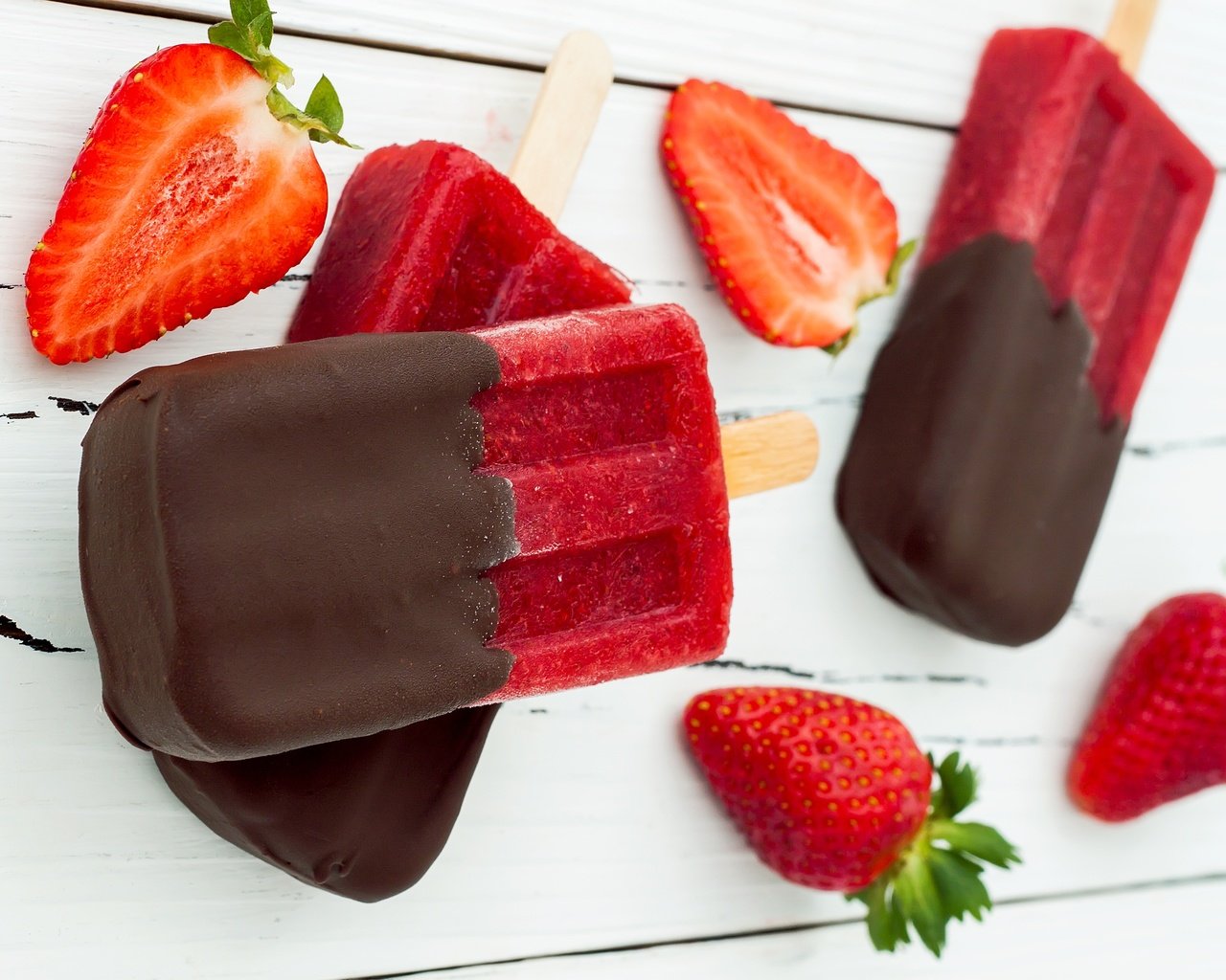 Обои мороженое, клубника, ягоды, шоколад, деревянная поверхность, ice cream, strawberry, berries, chocolate, wooden surface разрешение 4752x3168 Загрузить